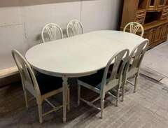 stort matbord med stolar