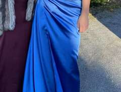 Vacker blå balklänning