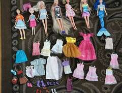 7 st Barbie dockor med extr...