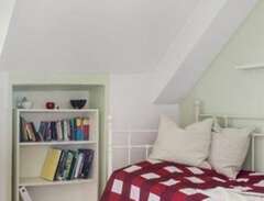 Ikea säng och bokhylla
