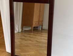 Spegel med träram
