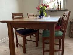 Köksbord och fyra stolar