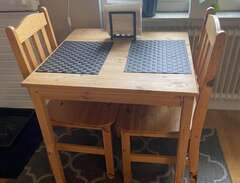 Köksbord med 2 stolar
