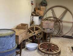 Sockerlådor, gamla trähjul...