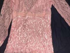 Rosa spetsklänning