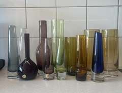 12 vaser i glas från 1900-t...