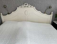 sänggavel i gustaviansk stil