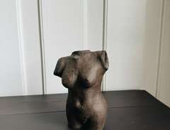 Skulptur kvinna i keramik