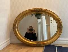 Oval spegel i guldram
