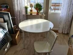 Köksbord med 4 stolar