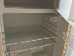 kylskåp med frysfack