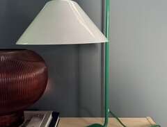 Grön bordslampa ”mario” frå...
