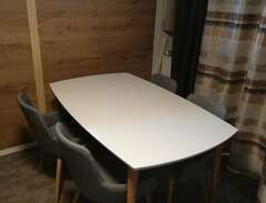 Matbord, 4 tygklädda stolar