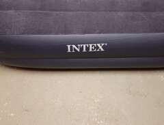 INTEX - Luftmadrass med inb...