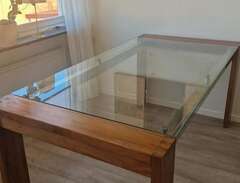 matbord i ek med glas skiva