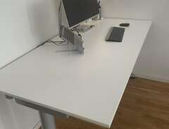 Height adjustable work desk