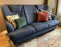 Mörkblå soffa