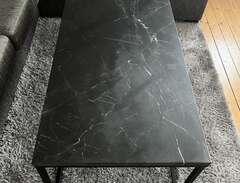 soffbord i svart marmor