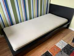 Malm Ikea säng och sängbord.