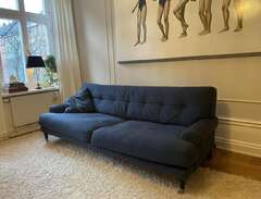 Mörkt duvblå soffa Andrew 3...