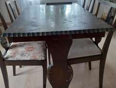 antikt bord och stolar