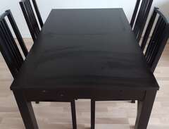 Matbord med stolar