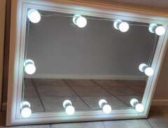 Spegel med belysning