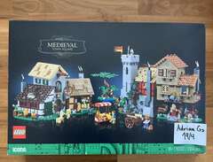 LEGO Icons Medieval Town Sq...