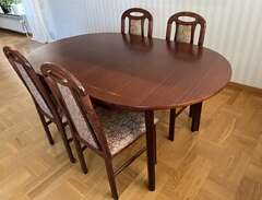 Matbord med fyra stolar