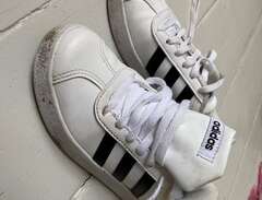Adidas sneakers barn (2 par...