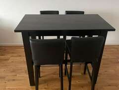 Svart bord med 4 stolar
