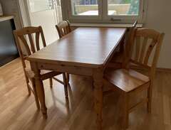 matbord plus fyra stolar