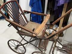antik barnvagn från tidigt...