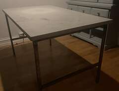 Unikt matbord i betong