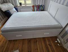 IKEA Brimnes 140cm sängstom...