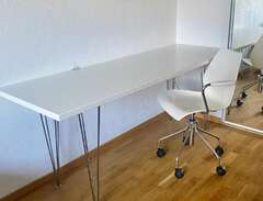Skrivbord med stol från Kar...