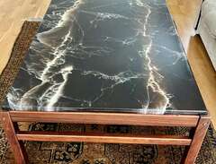 Soffbord med marmorskiva på...
