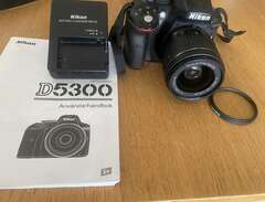Nikon D5300 med objektiv Ni...