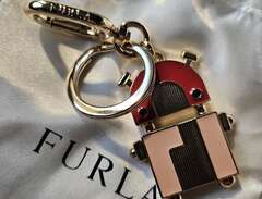 ny-oanvänd Furla nyckelring...