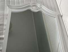 spegel med vit träram