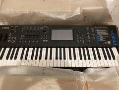 Yamaha MODX6 Synthesizer -...