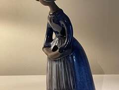 Vacker figurin i keramik ”...