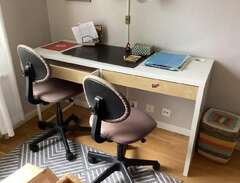 skrivbord med 2-lådor och stol