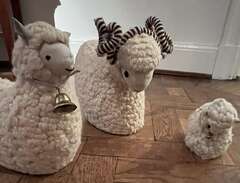 Tre får i ull och lin hantv...