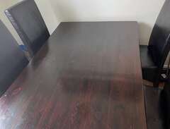 brunt köksbord med 4 svarta...