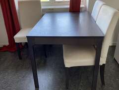 matbord med stolar