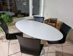 Vitt ovalt stabilt bord