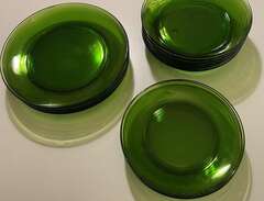servis med gröna glastallrikar