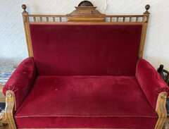 gammal antik soffa i sammet