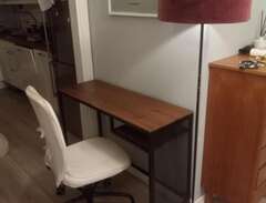 Skrivbord, stol, lampa